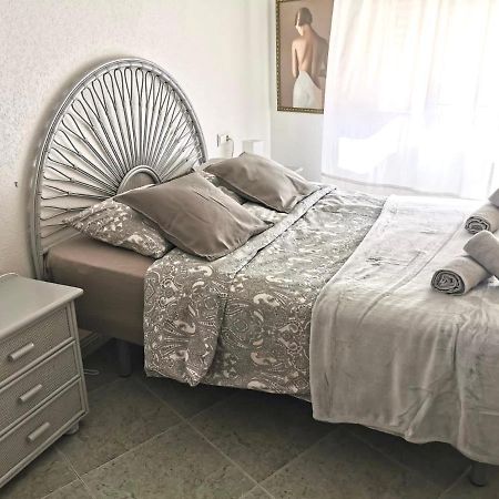 Apartamento Maria Los Locos ตอร์เรเวียคา ภายนอก รูปภาพ